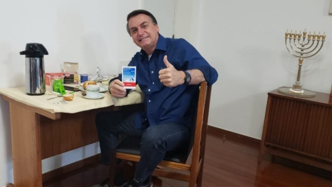 El presidente brasileño, Jair Bolsonaro, sonriendo tras saber que dio negativo por Covid-19, este sábado 25 de julio.