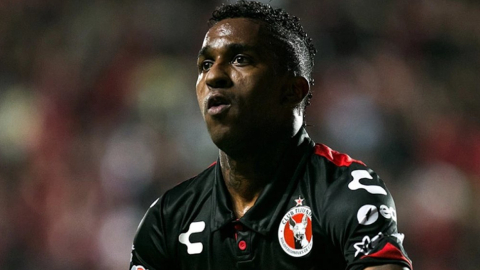 El atacante ecuatoriano, Miller Bolaños, celebra su gon con Xolos el sábado 25 de julio.