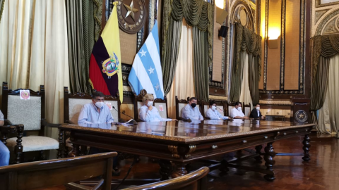 Edson Alvardo, alcalde de Santa Lucía (Guayas) y presidente regional de AME, junto a la alcaldesa de Guayaquil, Cynthia Viteri, el pasado 2 de julio de 2020.