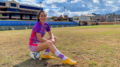 La jugadora cuencana en la cancha de entrenamientos de Carneras UPS.