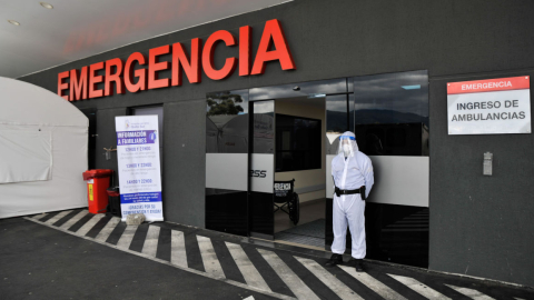 Un guardia de seguridad custodia el ingreso al Hospital IESS Quito Sur, durante la emergencia por el Covid-19 en Ecuador, en julio de 2020.