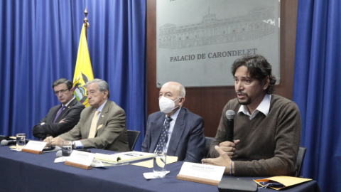 El 27 de julio de 2020, el procurador Íñigo Salvador, el ministro de Defensa, Oswaldo Jarrín, el canciller Luis Gallegos y el presidente del Consejo de Gobierno de Galápagos, Norman Wray, hablaron sobre la flota pesquera que rodea la reserva marítima ecuatoriana.