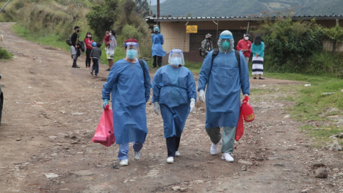 Trabajadores del MSP realizaron pruebas de Covid-19 en el sector de Chilibulo, en Quito, el 23 de julio de 2020.