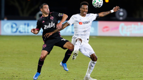 El volante de Los Angeles FC, Mark-Anthony Kaye, disputa un balón con Nicolás Lodeiro, de los Sounders, en el partido del lunes 27 de julio en Orlando.