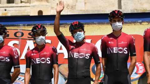 Richard Carapaz saluda a los aficionados en la presentación de la primera etapa de la Vuelta a Burgos 2020.