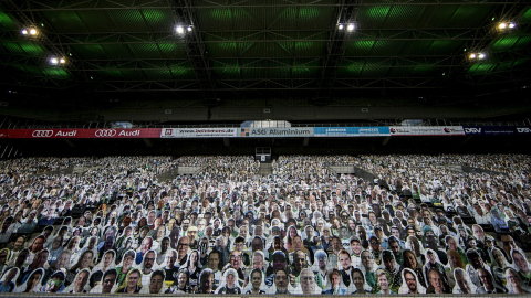 El Borussia Mönchengladbach de Alemania colocó 13.000 figuras en sus tribunas, el 27 de junio de 2020.