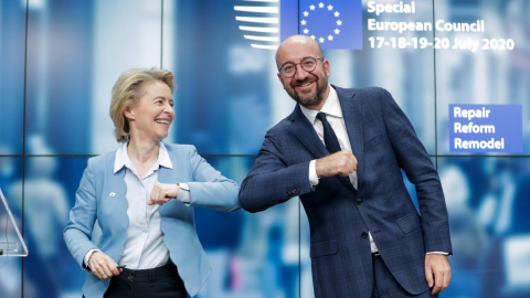 La presidenta de la Comisión Europea, Ursula Von Der Leyen y el presidente del Consejo, Charles Michel se saludan, al término de su comparencia ante la prensa para informar del acuerdo alcanzado en Bruselas, el 21 de julio de 2020.