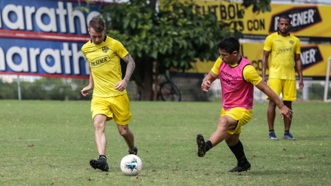 Los jugadores de Barcelona Damián Díaz y Matías Oyola, en un entrenamiento el 24 de julio de 2020.