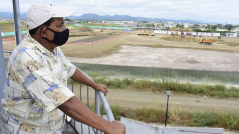 Un ciudadano observa el terreno donde se debía construir el Hospital Básico de Pedernales, imagen tomada el 2 de junio de 2020.