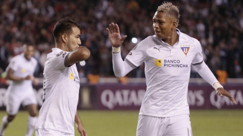 Junior Sornoza y Billy Arce festejan un gol frente a River Plate de Argentina, el 4 de marzo de 2020, en Quito.