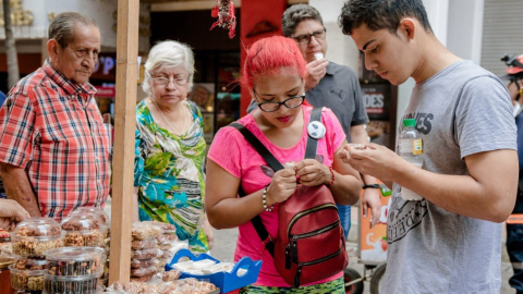 Ciudadanos en Guayaquil durante la última feria de emprendimientos organizada antes del a pandemia, el 19 de diciembre de 2019.