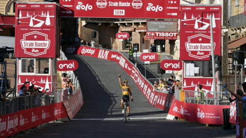 El ciclista belga Wout Van Aert, de 25 años, se llevó la Strade Bianche 2020, este sábado 1 de agosto.