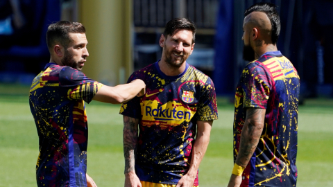 Los jugadores del FC Barcelona Lionel Messi, Jordi Alba y Arturo Vidal durante el calentamiento previo al partido contra el Alavés, el 19 de julio de 2020.