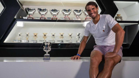 El tenista español posa con sus trofeos obtenidos a lo largo de su carrera en el Rafa Nadal Museum Xperience.