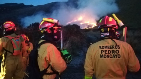 Bomberos intentan sofocar el fuego en el sector de Mojanda, en Imbabura, el 4 de agosto de 2020.