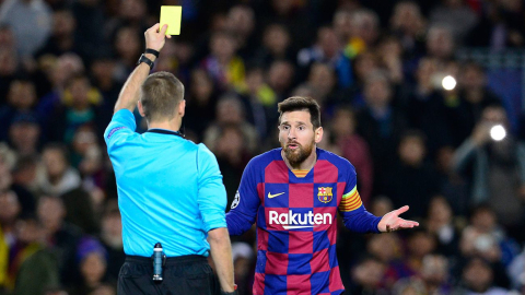 Messi recibiendo una tarjeta amarilla en el Camp Nou.