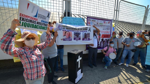 Trabajadores de medios públicos reclaman el pago de sueldos y liquidaciones en Guayaquil, el 4 de agosto de 2020.