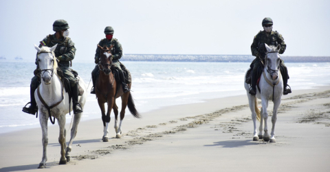 Las playas están militarizadas para impedir el ingreso de bañistas. Imagen tomada en Crucita, Manabí, este 26 de julio.