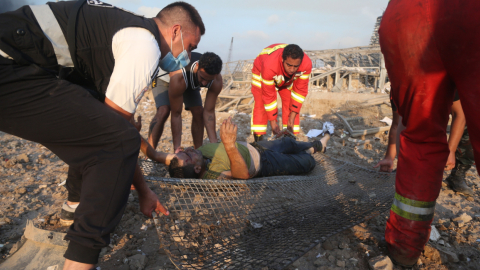 Un hombre herido es evacuado del lugar de la explosión en el puerto de Beirut, Líbano, el 4 de agosto de 2020. Al menos 50 personas murieron y 2.500 resultaron heridas en la explosión, que también causó daños graves, mientras que La causa aún no se conoce.