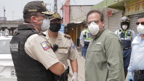 Andrés Roche, gerente de la ATM, durante un operativo en la avenida Casuarinas, en el norte de Guayaquil.