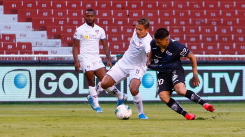 Jugada de Jordy Alcívar (Liga de Quito) contra Cristian Ortiz (IDV) en el partido amistoso de este miércoles 5 de agosto, en Casa Blanca.