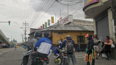 Vendedores informales en Chillogallo, el jueves 23 de abril de 2020