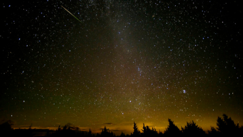 Imagen referencial. Meteorito atraviesa el cielo durante la lluvia anual de meteoros Perseidas el viernes 12 de agosto de 2016 en, Virginia Occidental (EE.UU).