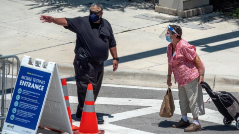 Una mujer consulta sobre el centro de pruebas de la Guardia Nacional de Florida, en Estados Unidos, el pasado 6 de agosto de 2020.