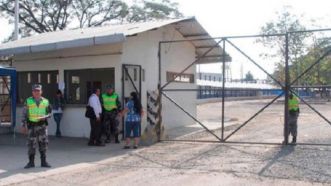 Fachada exterior de la Penitenciaría del Litoral, en Guayaquil, el 8 de agosto de 2020.