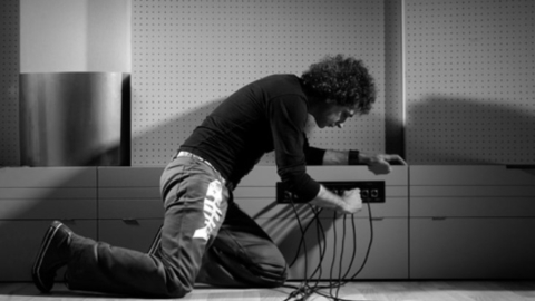 Gustavo Cerati se cuestionó alguna vez si la música estaba en los cables. Esa pregunta siempre estuvo dando vueltas en sus canciones.