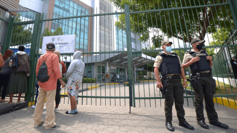 Fachada del hospital Abel Gilbert, ubicado en el suburbio de Guayaquil, donde se esperaba el traslado de alias 'JR'.