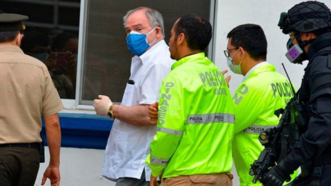 El expresidente Abdalá Bucaram fue detenido en su casa de Guayaquil y luego llevado al Cuartel del GIR.