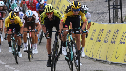 Wout Van Aert gana en el repecho final de la primera etapa del Dauphiné, el miércoles 12 de agosto de 2020.