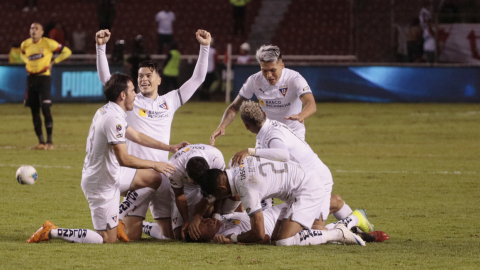 Los jugadores de Liga de Quito festejan el triunfo frente a Barcelona, el 7 de marzo de 2020, en Quito.