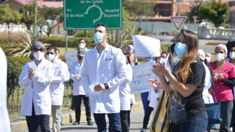 Médicos posgradistas protestan por la falta de pago en los exteriores del hospital Vicente Corral Moscoso, en Cuenca, el 12 de agosto de 2020.