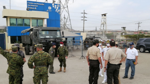 Policías y militares en el exterior de la Penitenciaría del Litoral, el 12 de agosto de 2020.