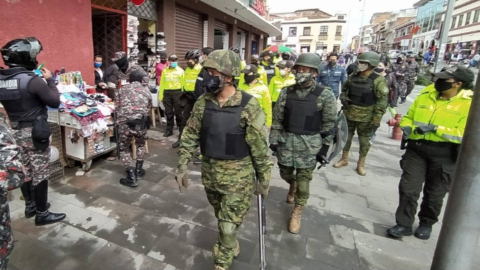 Dos mujeres y una niña caminan por Cuenca el 15 de junio de 2020.