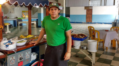 Paúl Salas, en uno de los bares dentro del estadio Atahualpa, en Quito, el 20 de mayo de 2016.