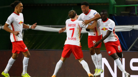 Los jugadores del Leipzig festejan el gol del triunfo frente al Atlético Madrid, el jueves 13 de agosto de 2020, en Lisboa.