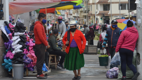 Personas caminan en el sector de la 9 de octubre en Cuenca, el 13 de agosto de 2020.