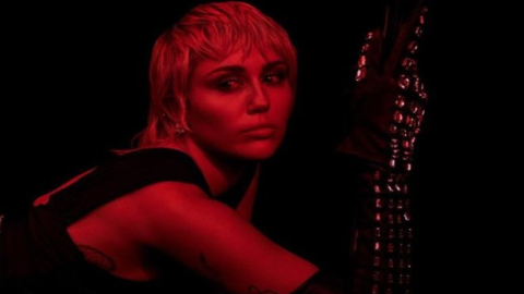 Miley Cyrus lanzó su nuevo tema "Midnight Sky", quizás como adelanto de un nuevo trabajo del que no se sabe todavía mucho.