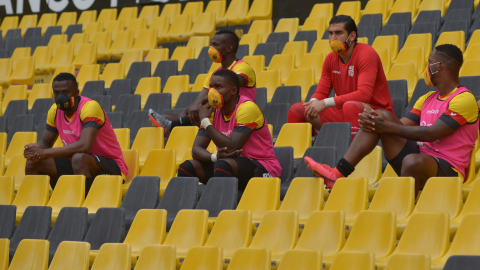 Los jugadores suplentes de Barcelona miran el partido frente a Guayaquil City desde las gradas, el 22 de julio de 2020.