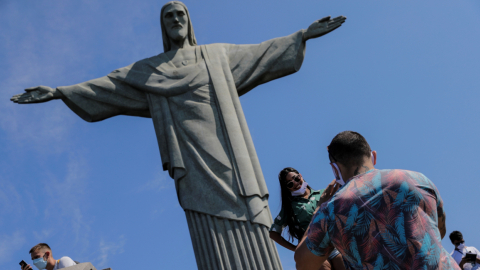 Turistas toman fotos en el Cristo del Corcovado, este sábado 15 de agosto en Río de Janeiro (Brasil).