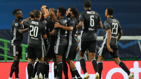 Los jugadores del Olympique de Lyon celebran uno de los goles en la victoria sobre el Manchester City, el sábado 15 de agosto de 2020 en Portugal.