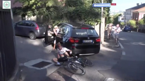 Maximilian Schachman en el momento en el que es atravesado por un auto, en Il Lombardía, el sábado 15 de agosto de 2020.