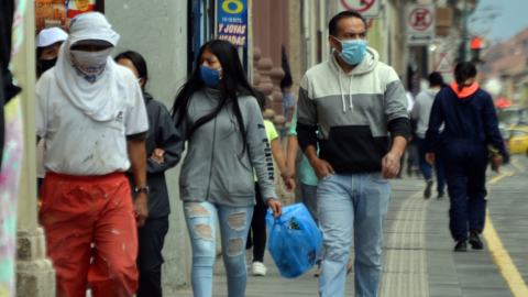 Personas caminan por las calles de Cuenca, el 6 de julio de 2020, durante la crisis sanitaria por el coronavirus.