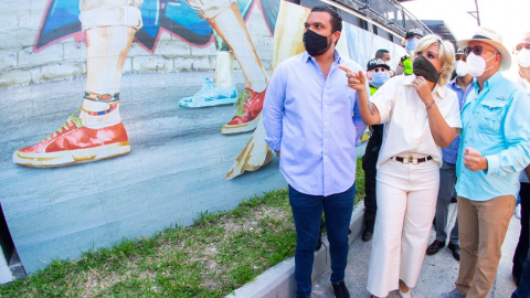 La alcaldesa de Guayaquil, Cynthia Viteri, junto al vicealcalde Josué Sánchez, en la inauguración de un mural, el 14 de agosto de 2020.