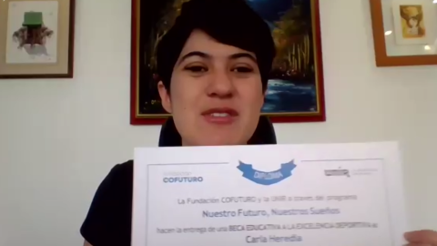 La ajedrecista Carla Heredia obtuvo una beca académica en la UNIR y muestra su diploma de ingreso.