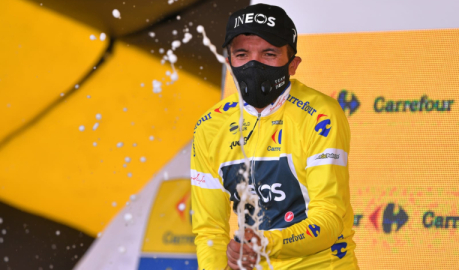 Richard Carapaz luciendo la camiseta amarilla de líder, después de ganar la tercera etapa del Tour de Polonia.