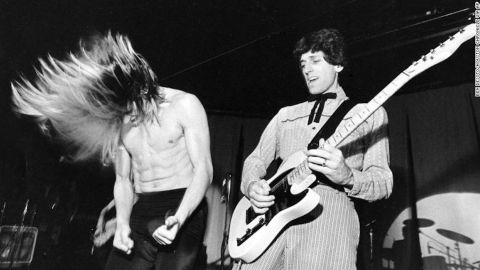 Anthony Kiedis (izquierda) y Jack Sherman de los Red Hot Chili Peppers en el escenario en 1984.